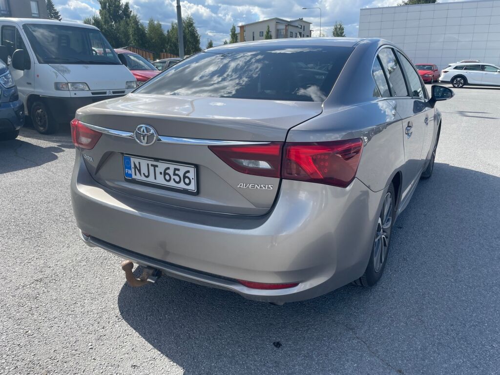 Toyota Avensis 2015 Ruskea (beige)