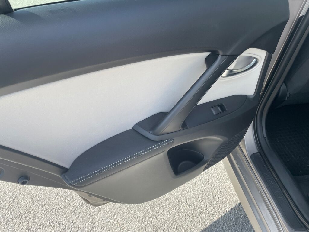 Toyota Avensis 2015 Ruskea (beige)