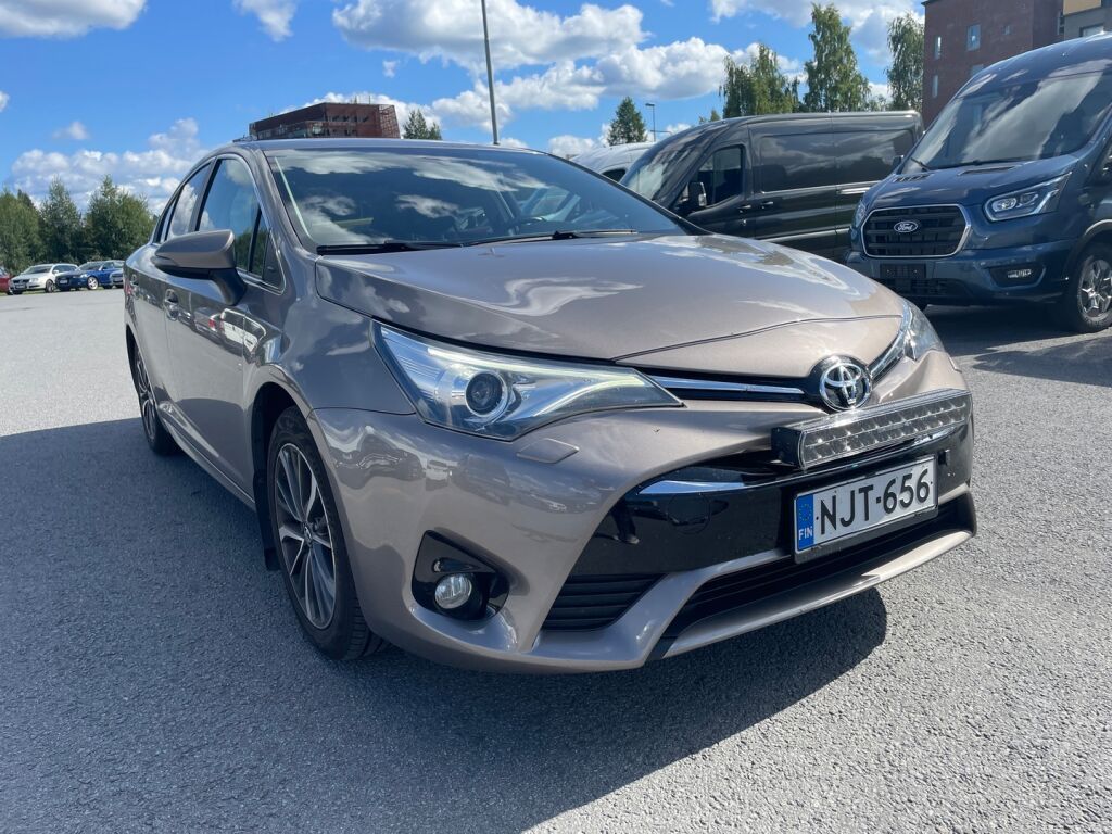 Toyota Avensis 2015 Ruskea (beige)
