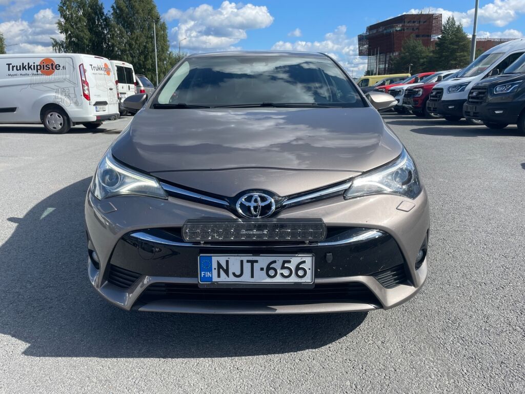 Toyota Avensis 2015 Ruskea (beige)