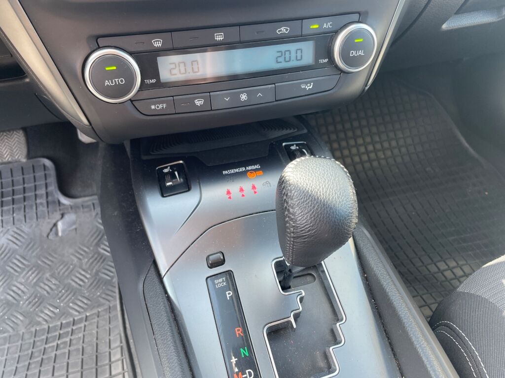 Toyota Avensis 2015 Ruskea (beige)