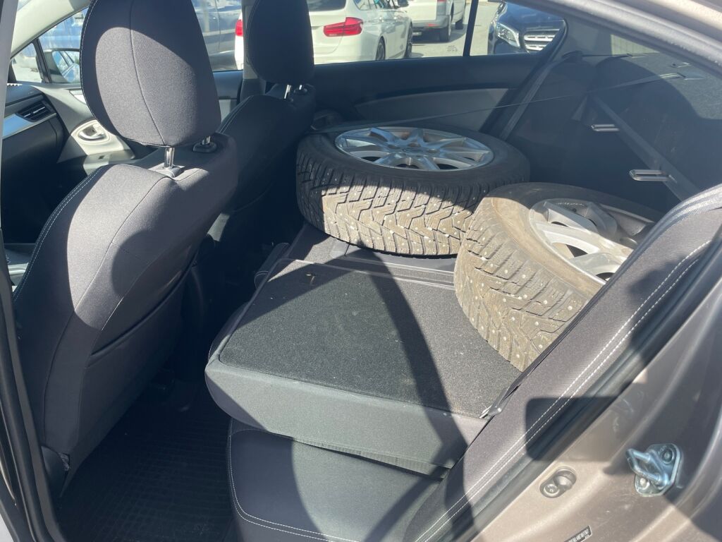 Toyota Avensis 2015 Ruskea (beige)