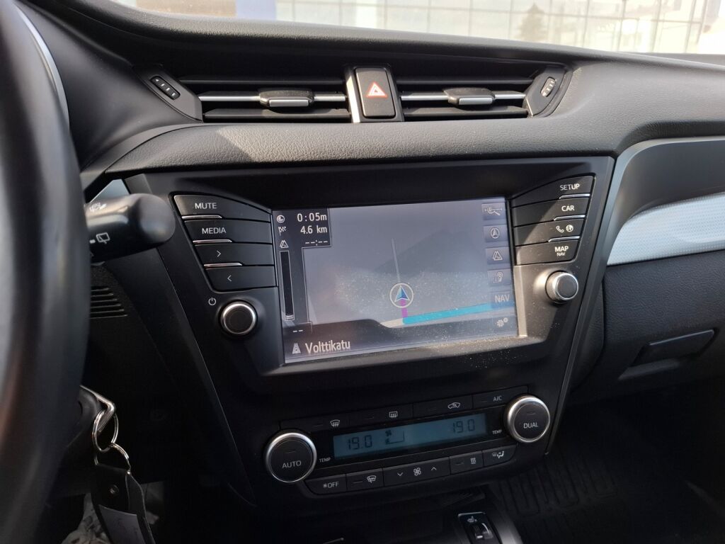 Toyota Avensis 2015 Harmaa