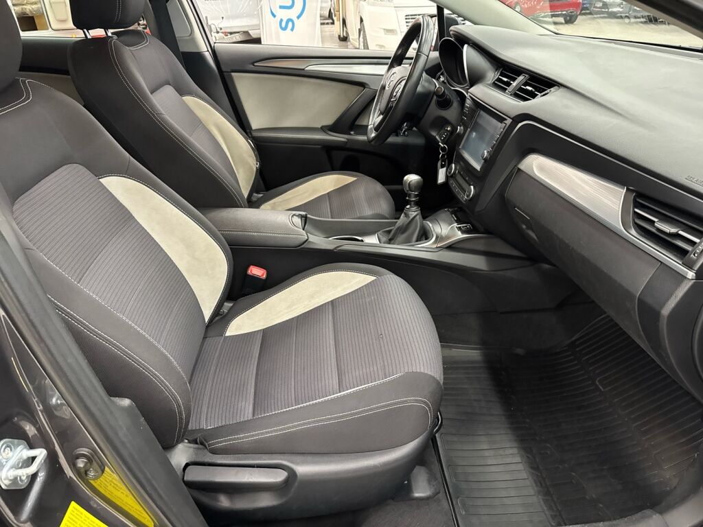 Toyota Avensis 2015 Harmaa