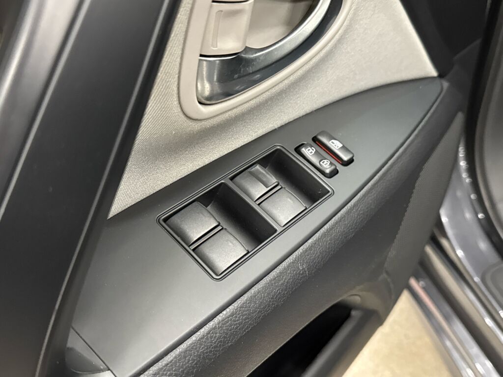 Toyota Avensis 2015 Harmaa