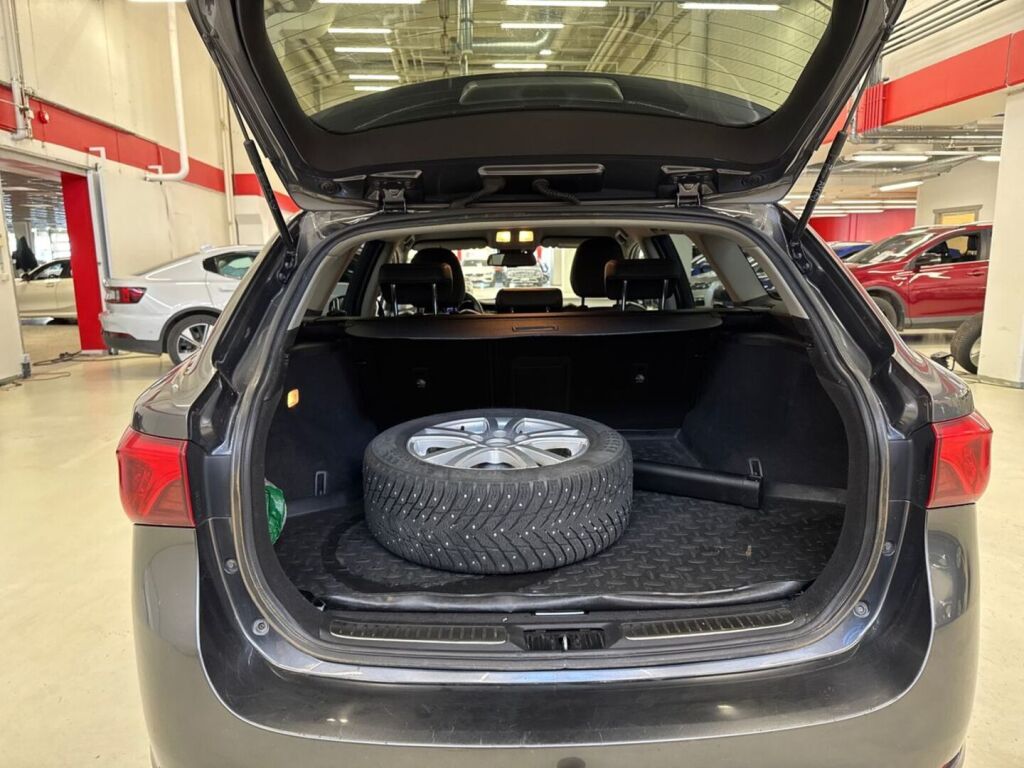 Toyota Avensis 2015 Harmaa