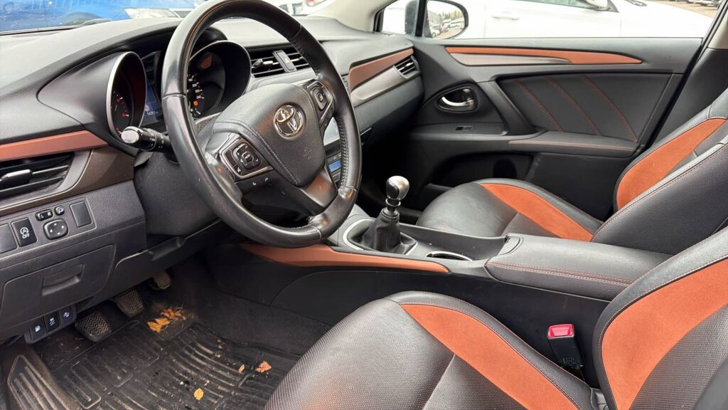 Toyota Avensis 2015 Harmaa