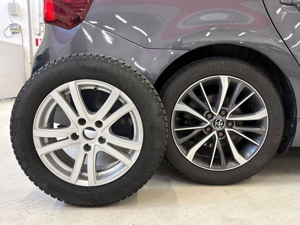 Toyota Avensis 2015 Harmaa