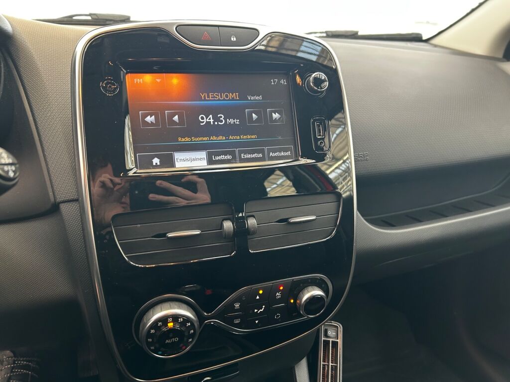 Renault Clio 2015 Punainen