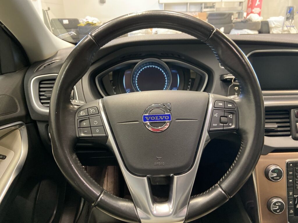 Volvo V40 Cross Country 2015 Musta