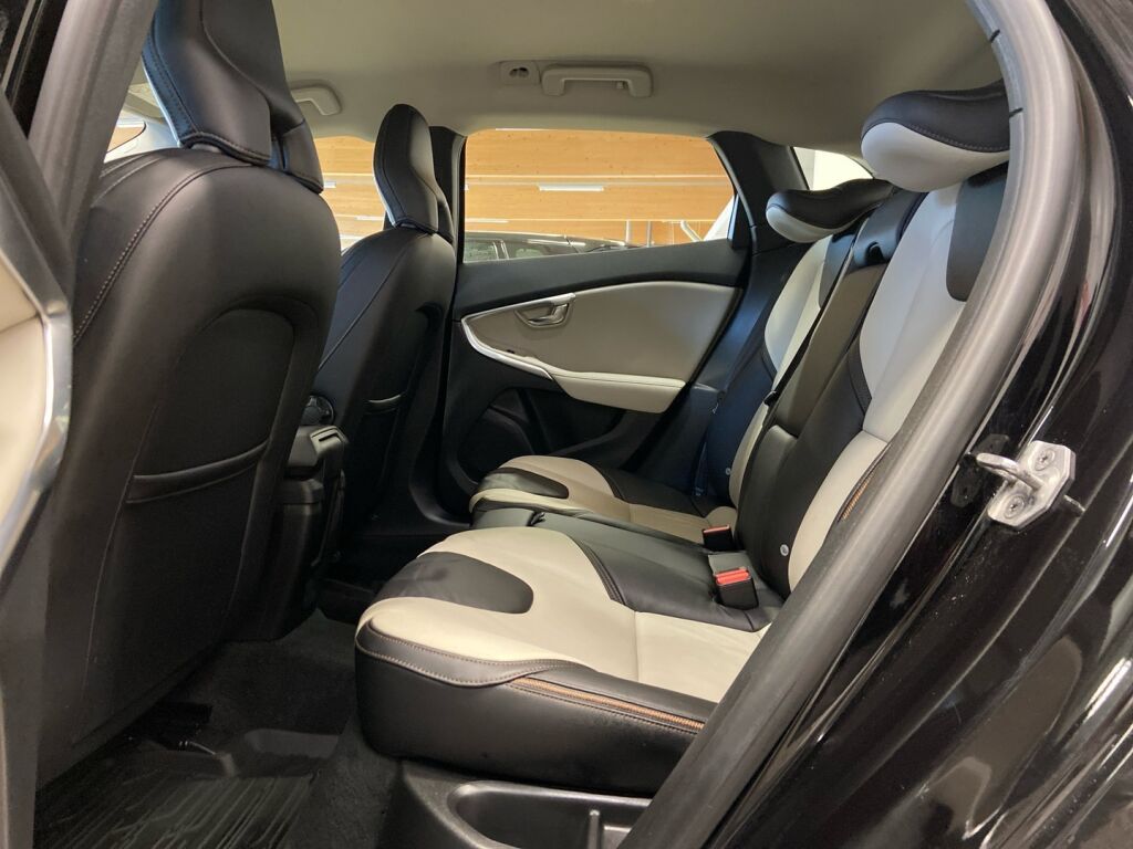 Volvo V40 Cross Country 2015 Musta