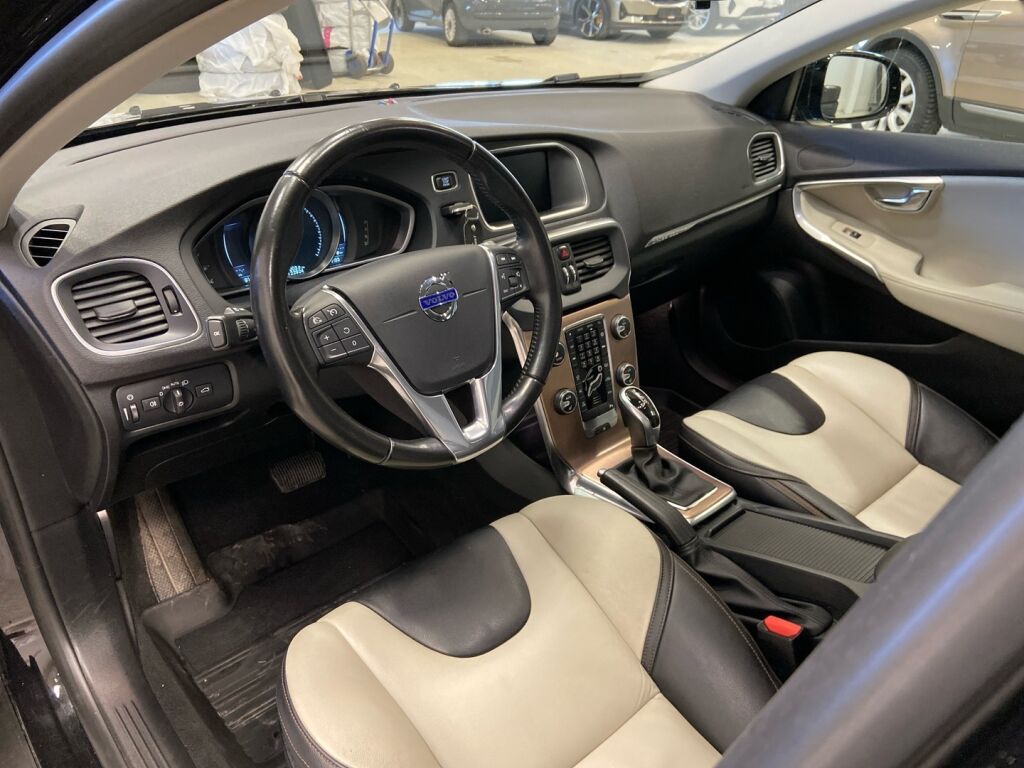 Volvo V40 Cross Country 2015 Musta