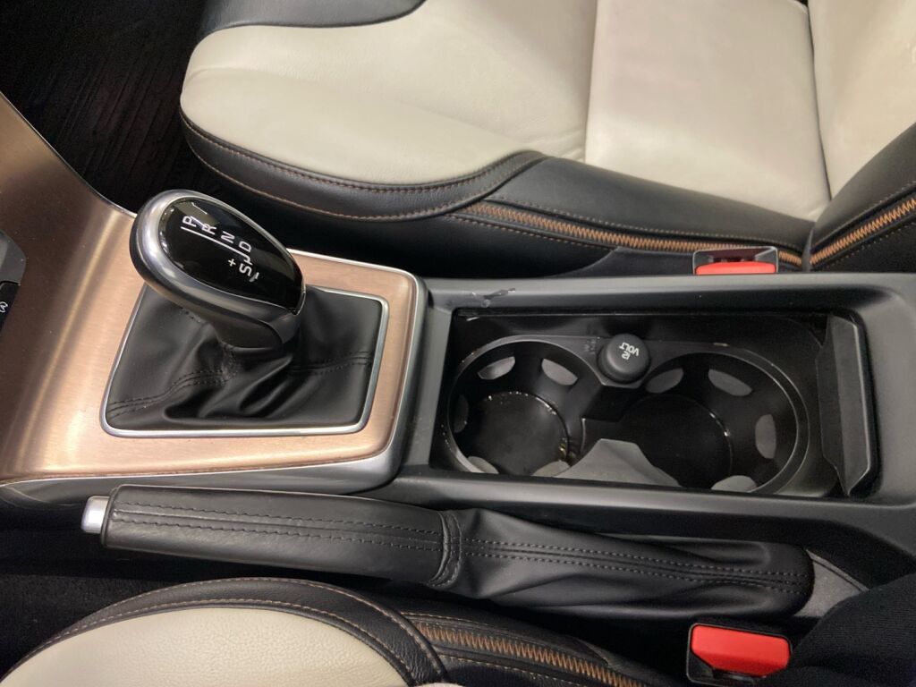 Volvo V40 Cross Country 2015 Musta