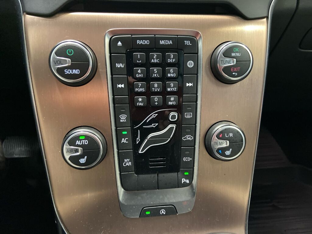 Volvo V40 Cross Country 2015 Musta