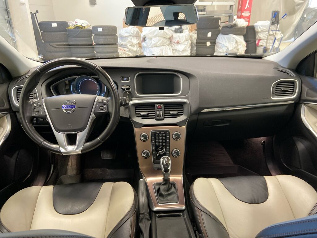 Volvo V40 Cross Country 2015 Musta