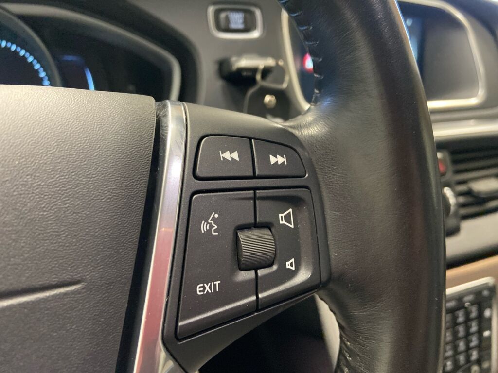 Volvo V40 Cross Country 2015 Musta