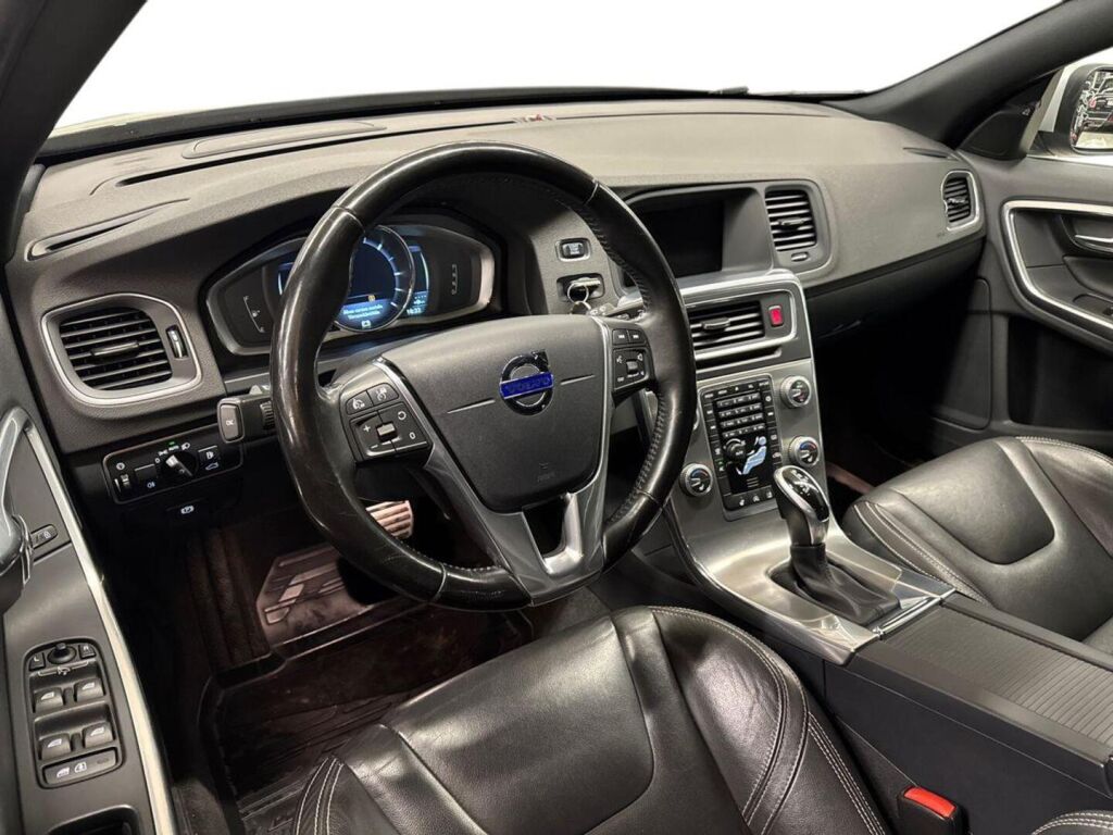 Volvo V60 2016 Musta