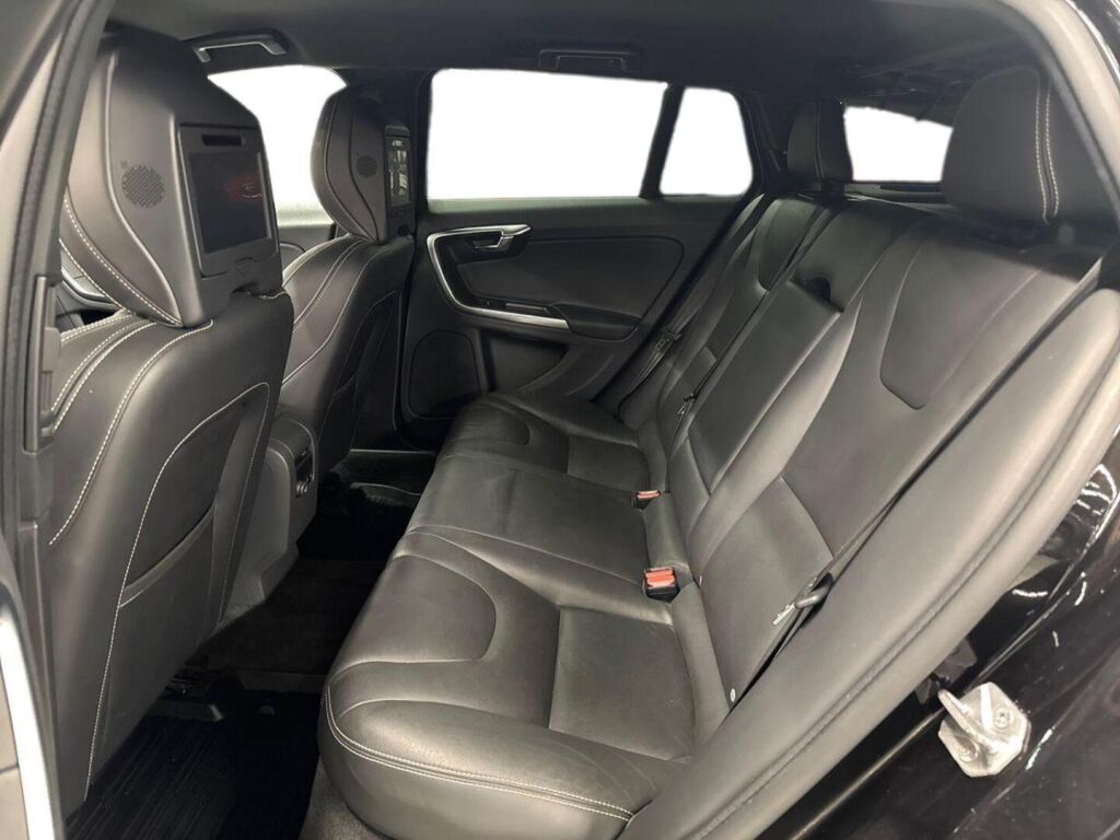 Volvo V60 2016 Musta