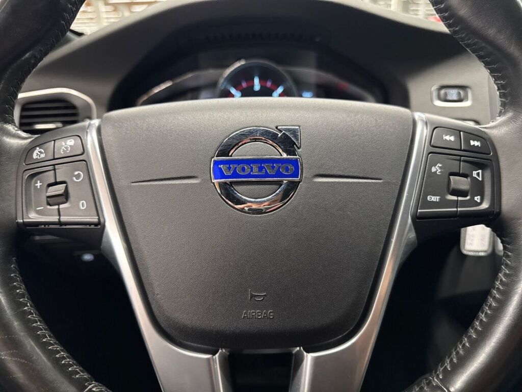 Volvo V60 2016 Musta