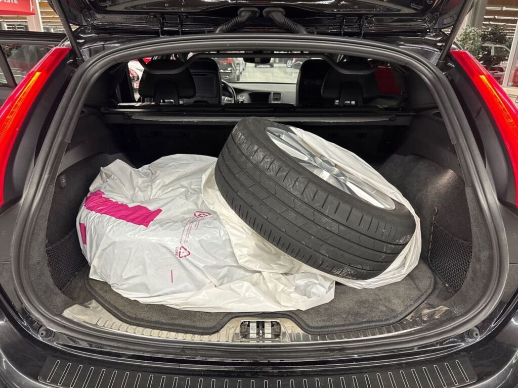 Volvo V60 2016 Musta