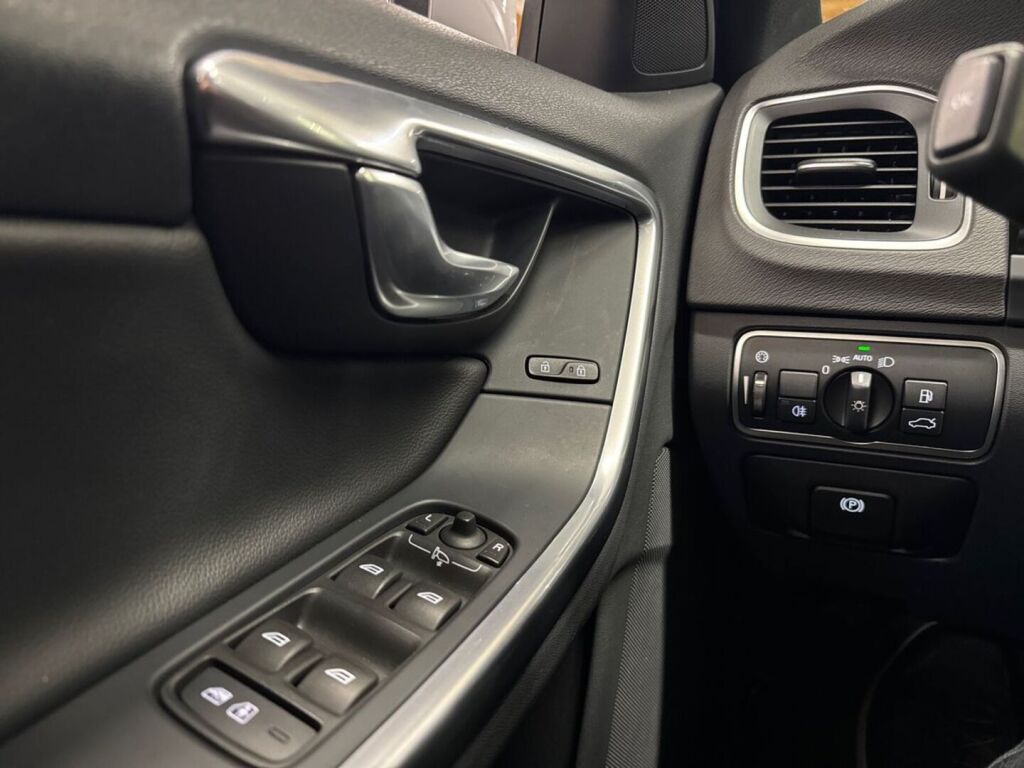 Volvo V60 2016 Musta