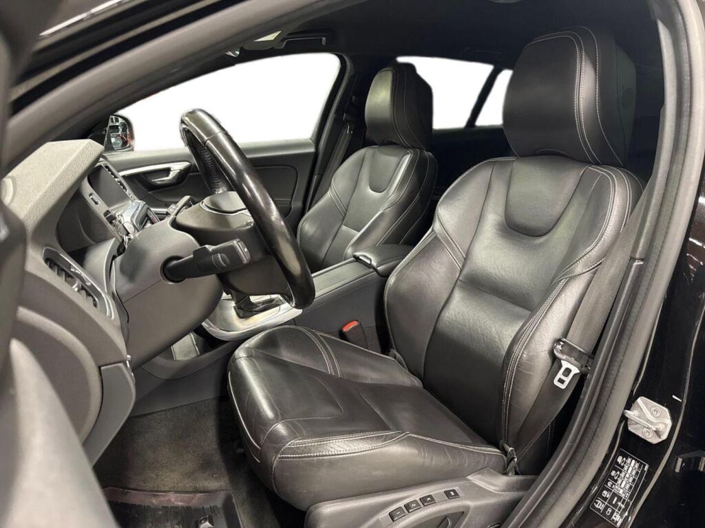 Volvo V60 2016 Musta