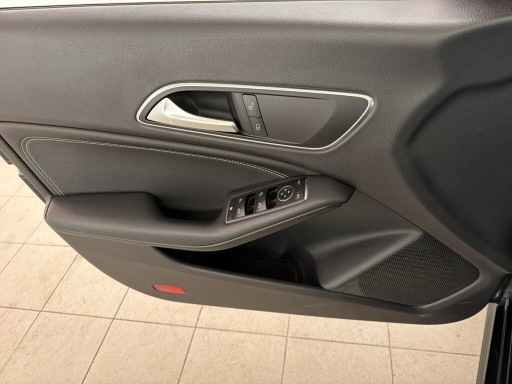 Mercedes-Benz CLA 2015 Musta