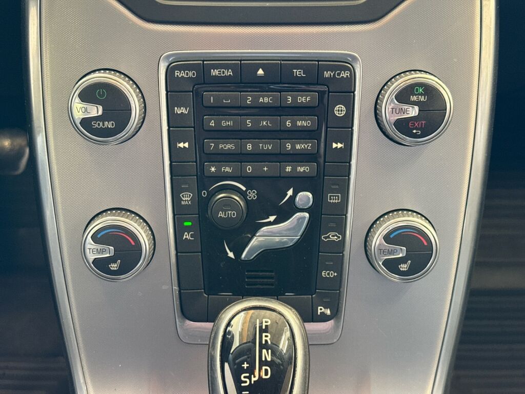 Volvo V70 2016 Harmaa