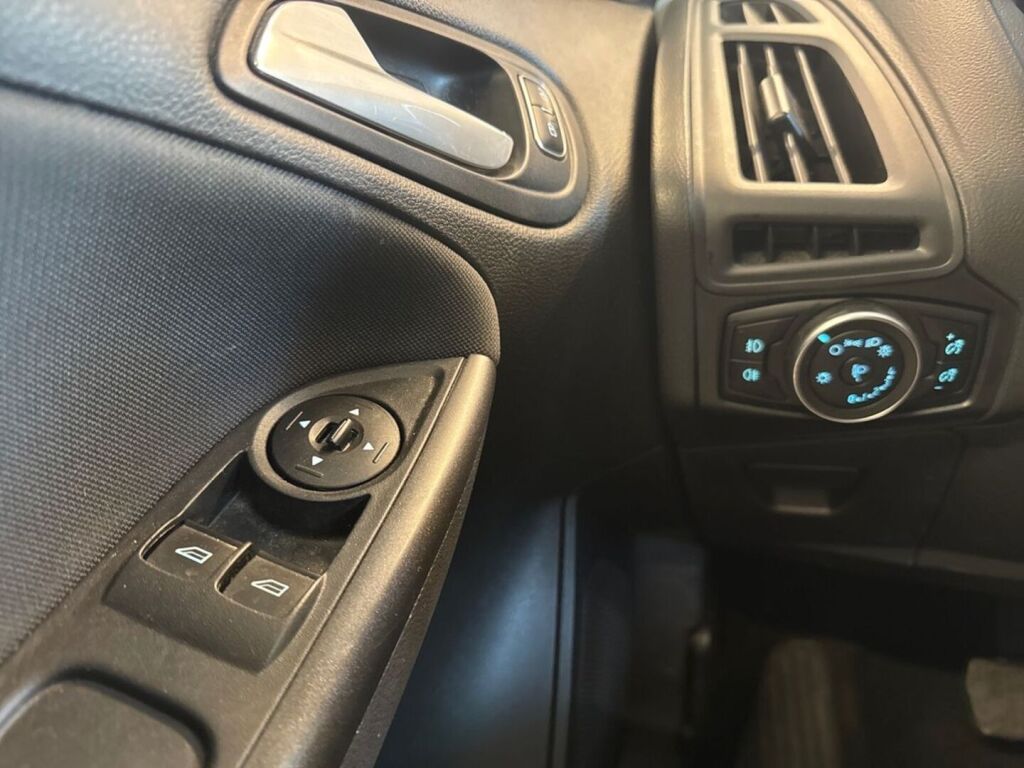 Ford Focus 2016 Valkoinen