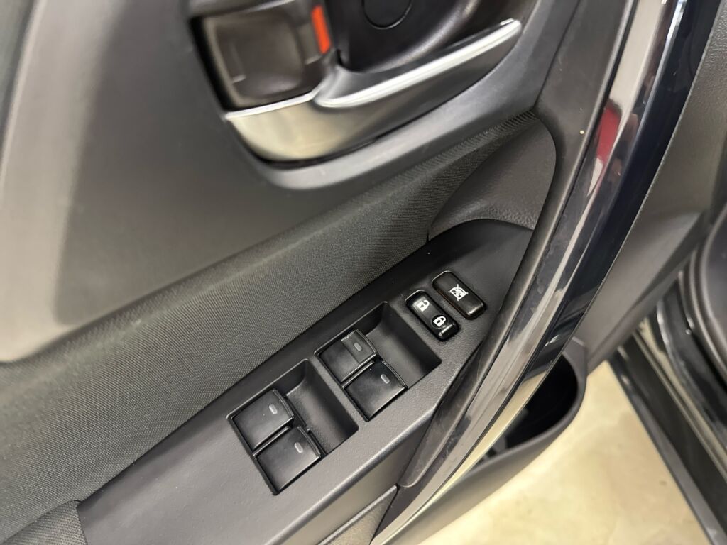 Toyota Auris 2016 Musta