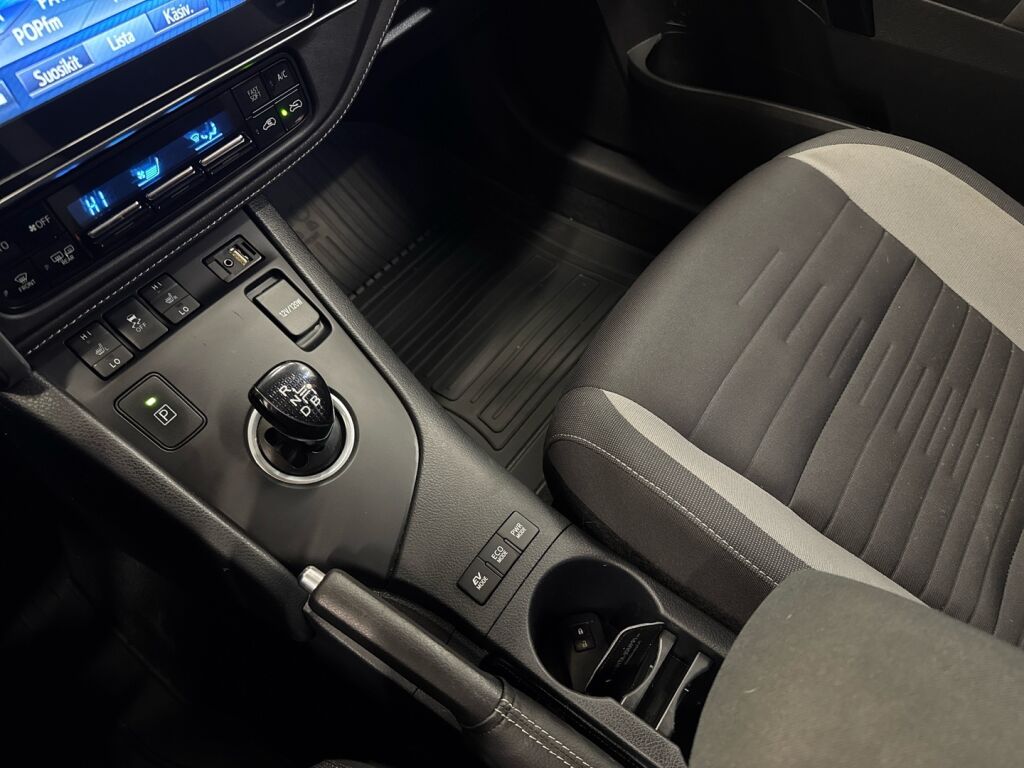 Toyota Auris 2016 Musta