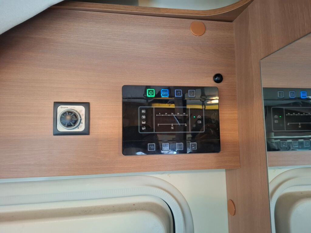 Eura mobil One 690 HB 2015 Valkoinen