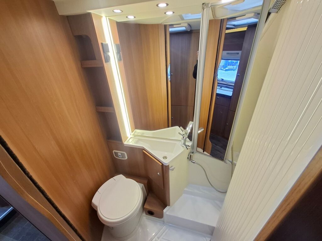 Eura mobil One 690 HB 2015 Valkoinen