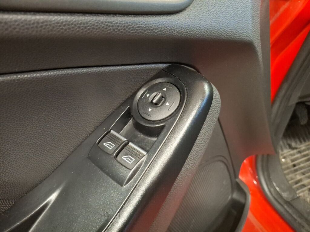 Ford Fiesta Van 2016 Punainen