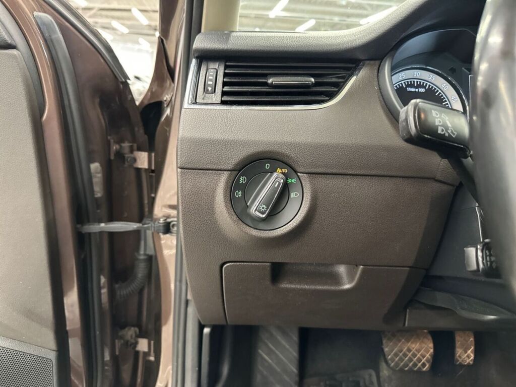 Skoda Octavia 2016 Ruskea (beige)