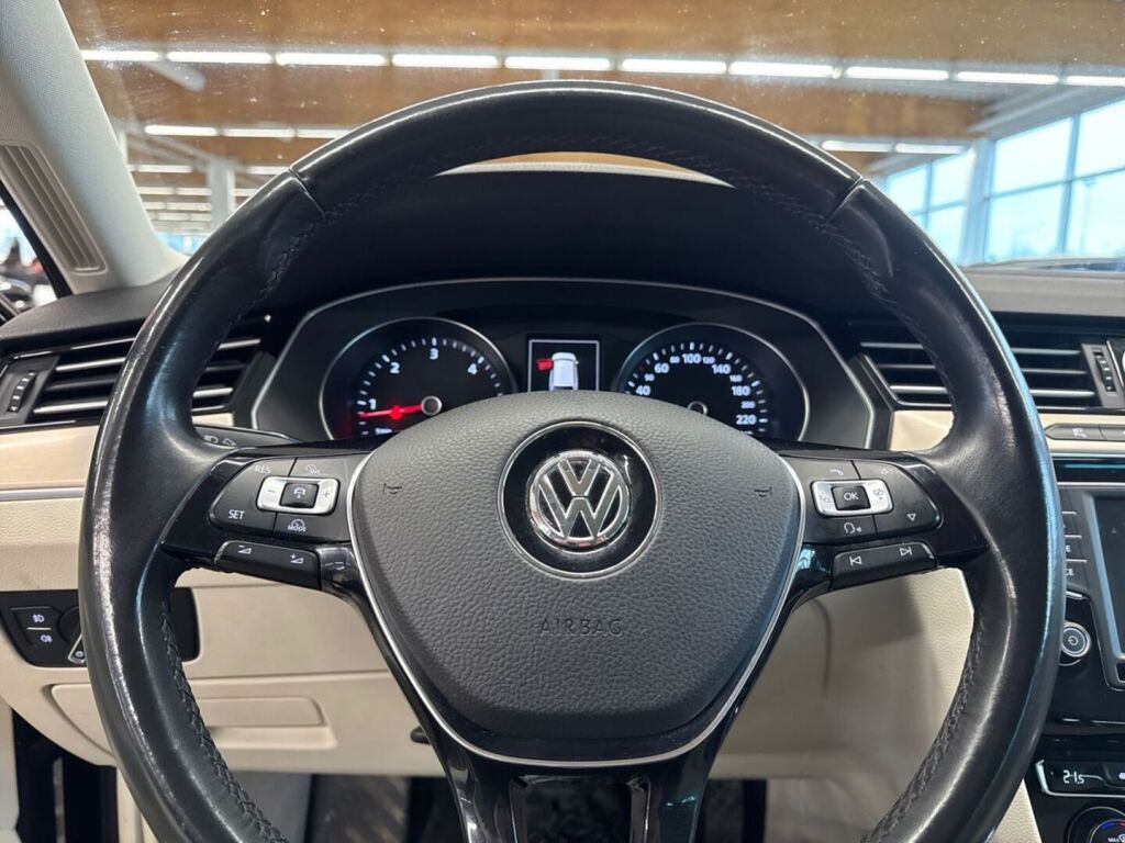 Volkswagen Passat 2017 Musta