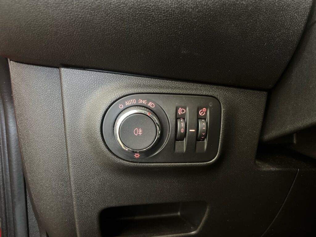 Opel Corsa 2016 Punainen