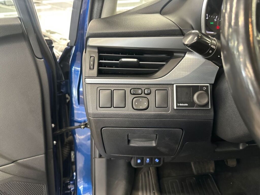 Toyota Avensis 2016 Sininen