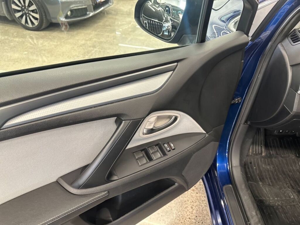 Toyota Avensis 2016 Sininen