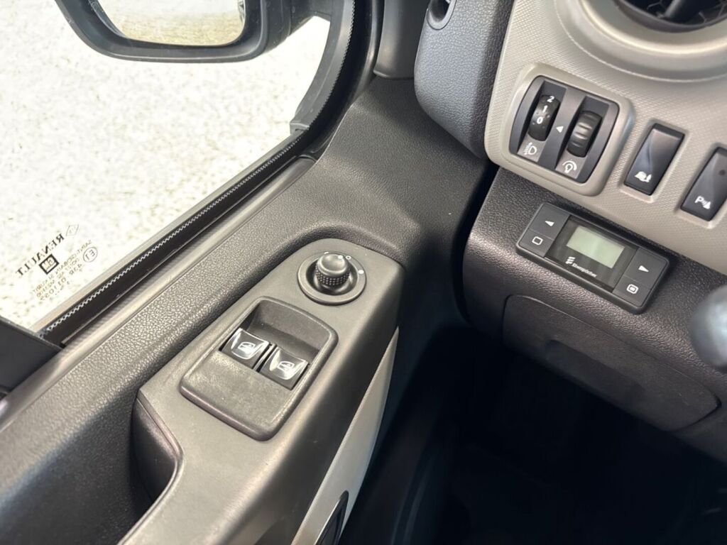 Renault Trafic 2015 Musta