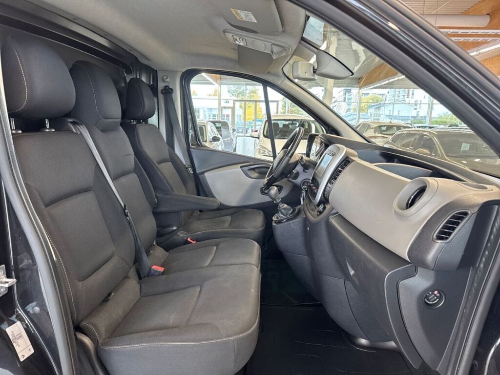 Renault Trafic 2015 Musta