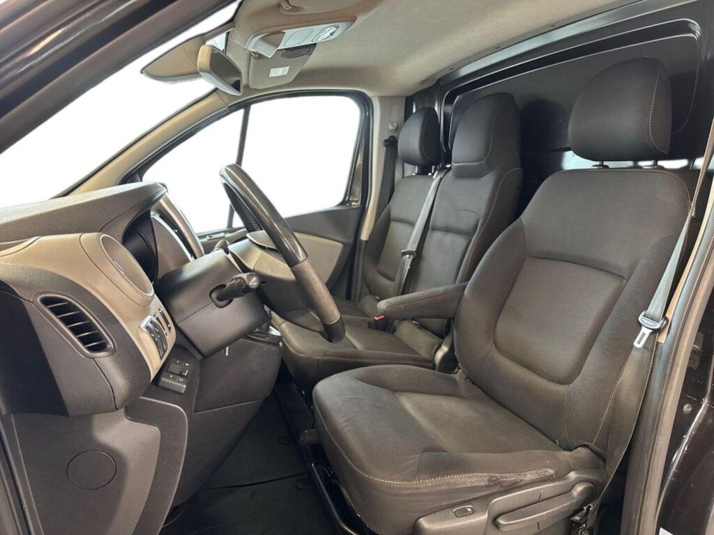 Renault Trafic 2015 Musta
