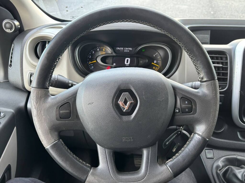 Renault Trafic 2015 Musta