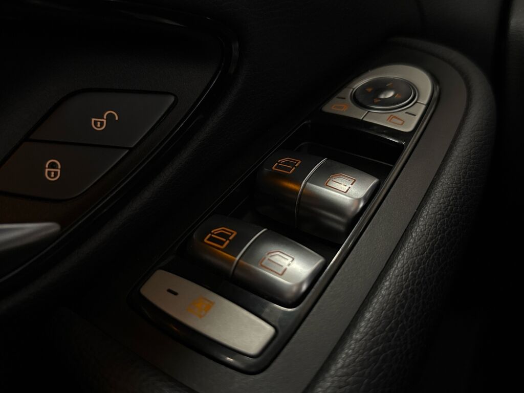 Mercedes-Benz C 2016 Musta