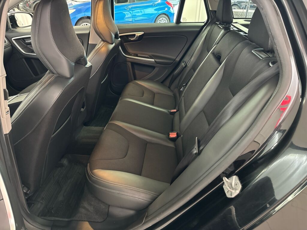 Volvo V60 Cross Country 2016 Musta