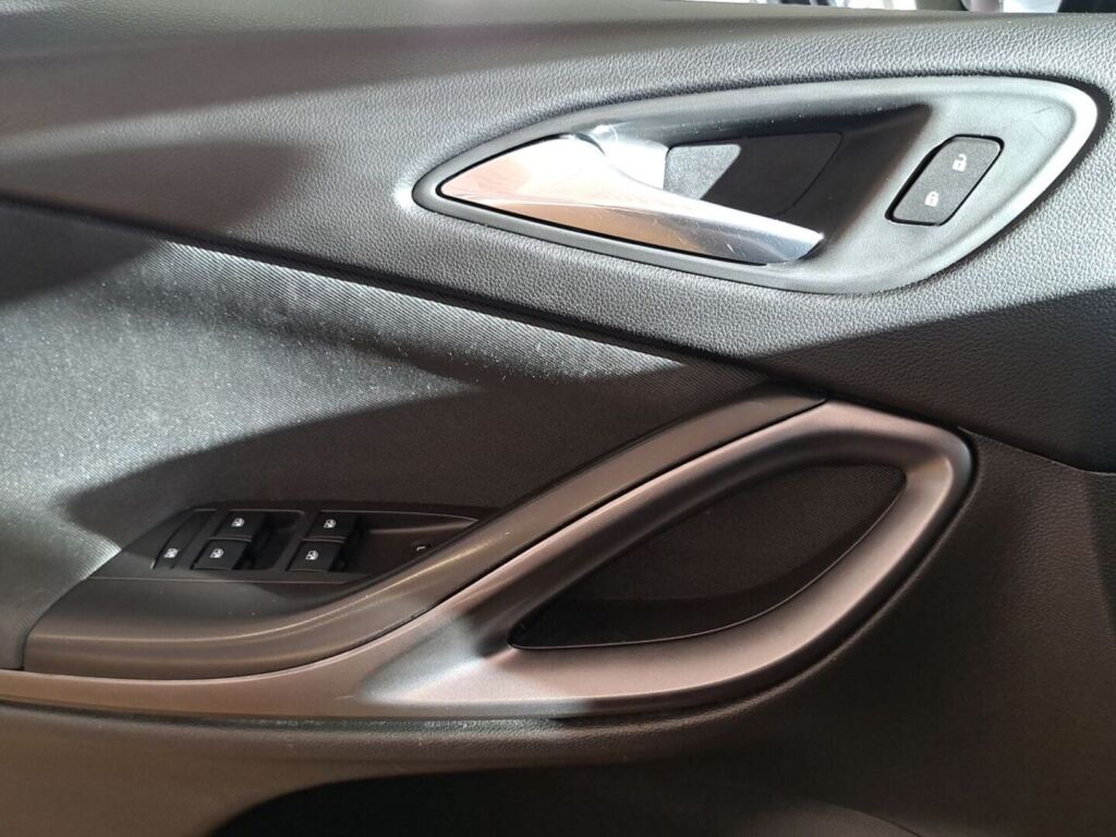 Opel Astra 2016 Musta