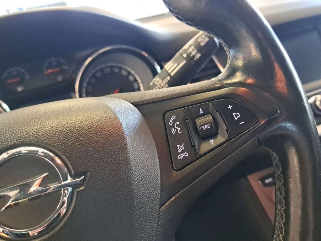 Opel Astra 2016 Musta