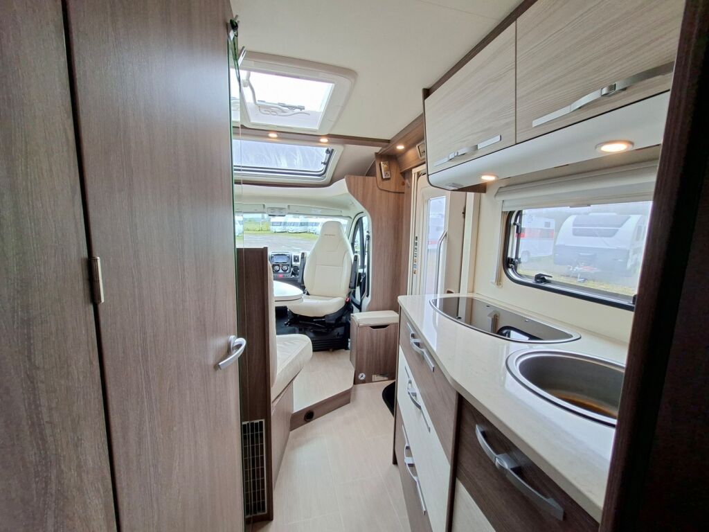 Bürstner Nexxo Time T 690 G 2016 Valkoinen