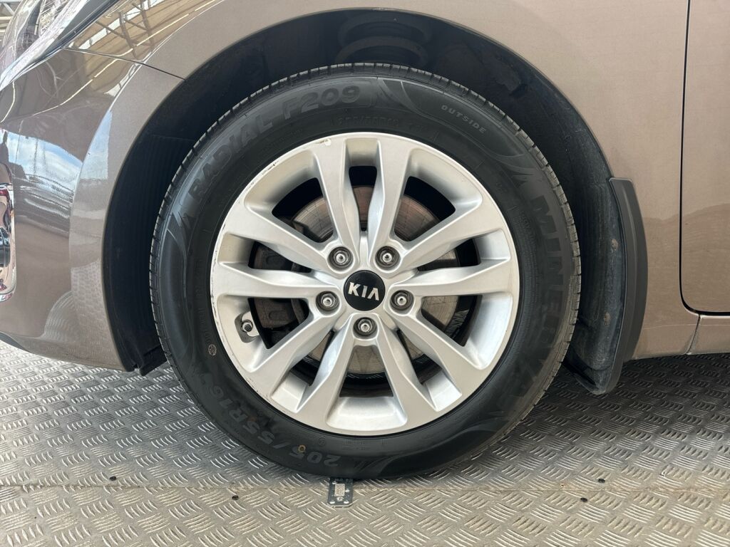 Kia Ceed 2016 Ruskea (beige)