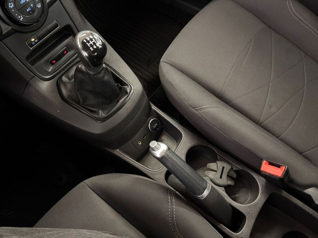 Ford Fiesta 2016 Punainen